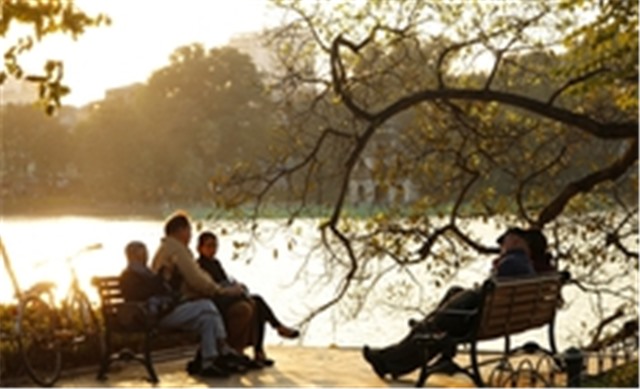 Miền Bắc hửng nắng, miền Trung mưa dông