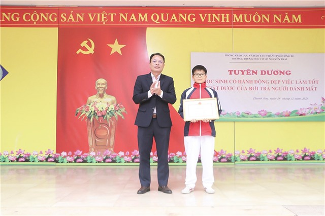 Sở GD-ĐT tuyên dương học sinh Bùi Gia Huy, lớp 6A1 Trường THCS Nguyễn Trãi vì có việc làm tốt, hành động đẹp Nhặt được của rơi, trả lại cho người đánh mất 