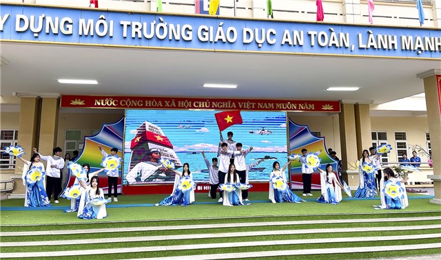 Sôi nổi, ý nghĩa chương trình ngoại khóa sinh hoạt dưới cờ tại Trường THPT Uông Bí