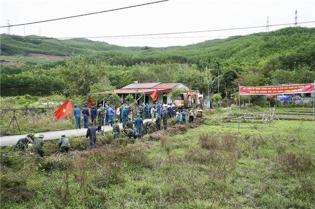 Ban Chỉ huy Quân sự thành phố hành quân dã ngoại làm công tác dân vận tại xã Thượng Yên Công