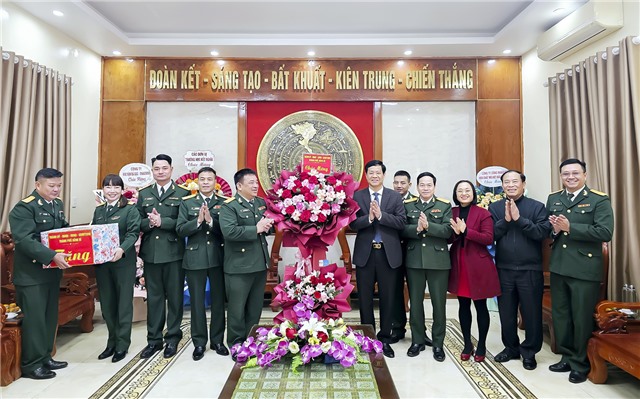 Chủ tịch UBND thành phố Uông Bí thăm, chúc mừng các đơn vị quân đội