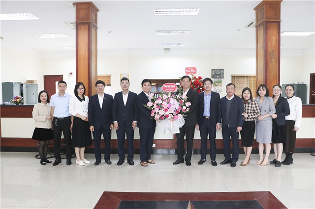 Lãnh đạo Thành phố thăm, động viên các đơn vị trong khối Tài chính làm việc ngày cuối năm