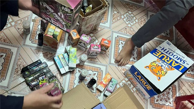 Tàng trữ lượng lớn dung dịch tinh dầu nghi chứa chất ma túy phân lẻ bán kiếm lời