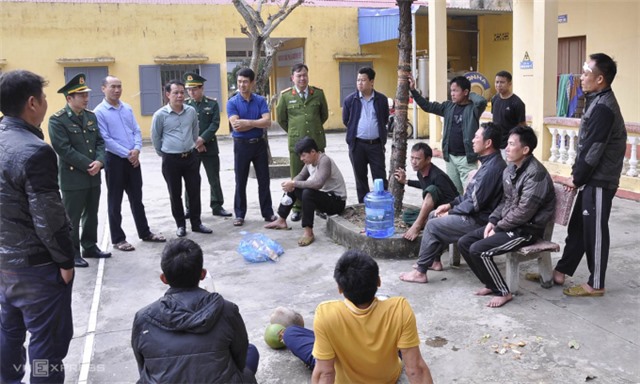 Tàu cá cháy, 10 ngư dân được cứu