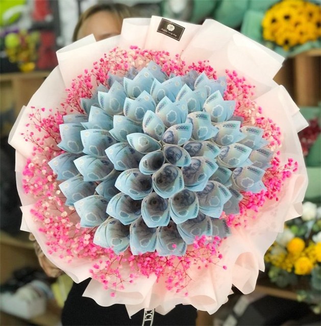 Cảnh báo vi phạm pháp luật khi tặng người thương những bó 'hoa tiền'