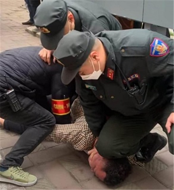 Tấn công người thi hành công vụ khi bị thổi nồng độ cồn