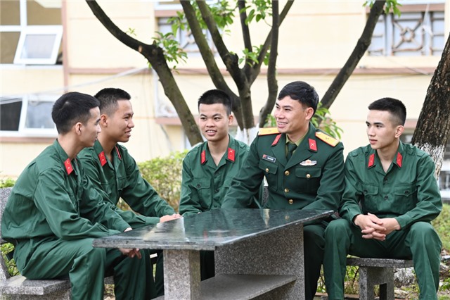 Giúp chiến sĩ mới hòa nhập với môi trường quân ngũ