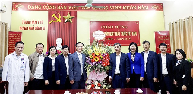 Đồng chí Phó Chủ tịch Thường trực UBND thành phố chúc mừng ngày thầy thuốc Việt Nam 27/2