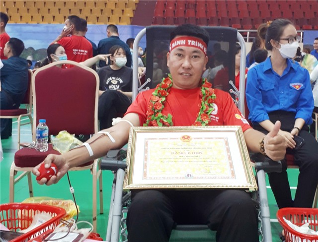 Thầy giáo nhiệt huyết với hoạt động hiến máu tình nguyện