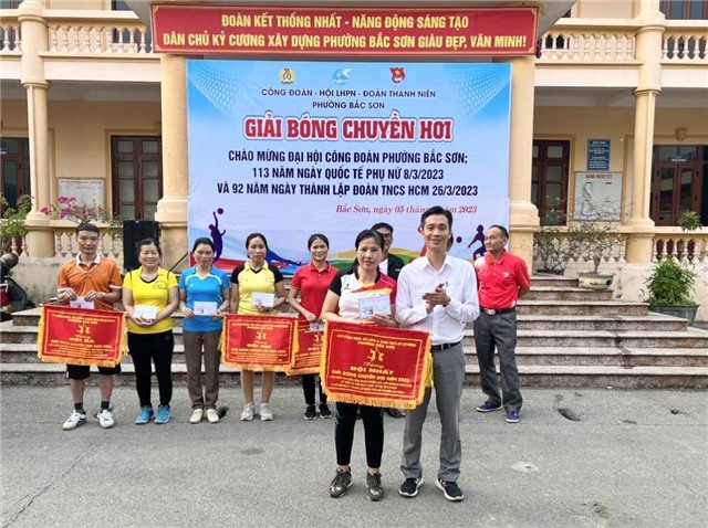 Phường Bắc Sơn: Giải bóng chuyền hơi chào mừng Đại hội công đoàn phường và kỷ niệm 113 năm Ngày Quốc tế phụ nữ (8/3/1910 - 8/3/2023), 92 năm Ngày thành lập Đoàn TNCS Hồ Chí Minh (26/3/1931 - 26/3/2023)