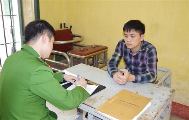 Bắt giam tài xế vượt đèn đỏ, bỏ chạy và chống trả Công an