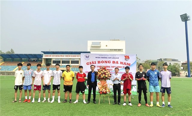 Đoàn Trường THPT Uông Bí khai mạc giải bóng đá nam chào mừng kỉ niệm 92 năm ngày thành lập Đoàn TNCS Hồ Chí Minh