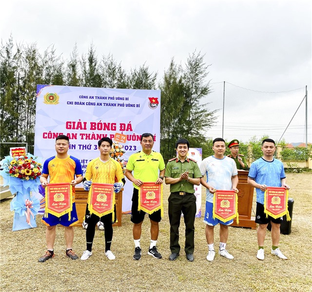 Chi đoàn Công an TP Uông Bí tổ chức Giải bóng đá nam chào mừng kỷ niệm 92 năm Ngày thành lập Đoàn TNCS Hồ Chí Minh