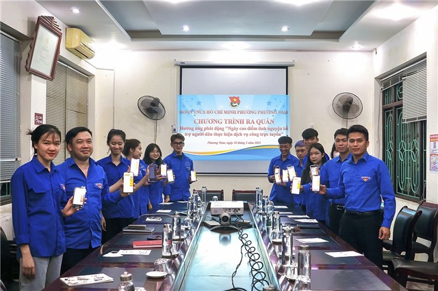 Đoàn Thanh niên phường Phương Nam hưởng ứng Ngày cao điểm tình nguyện hỗ trợ người dân thực hiện dịch vụ công trực tuyến