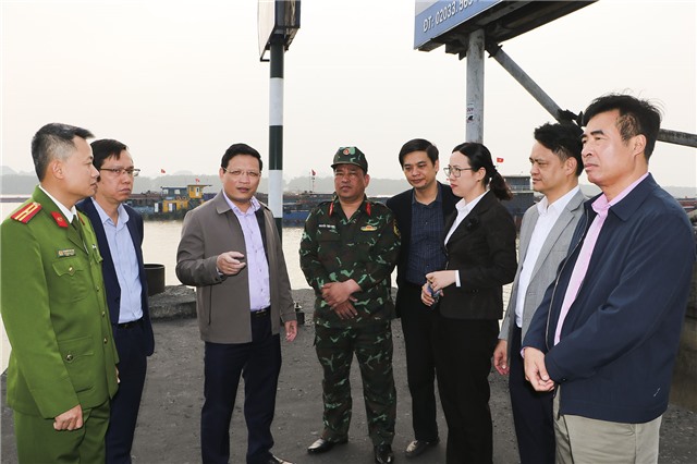 Đồng chí Bí thư Thành uỷ kiểm tra công tác QLNN về tài nguyên khoáng sản trên tuyến sông qua địa bàn thành phố