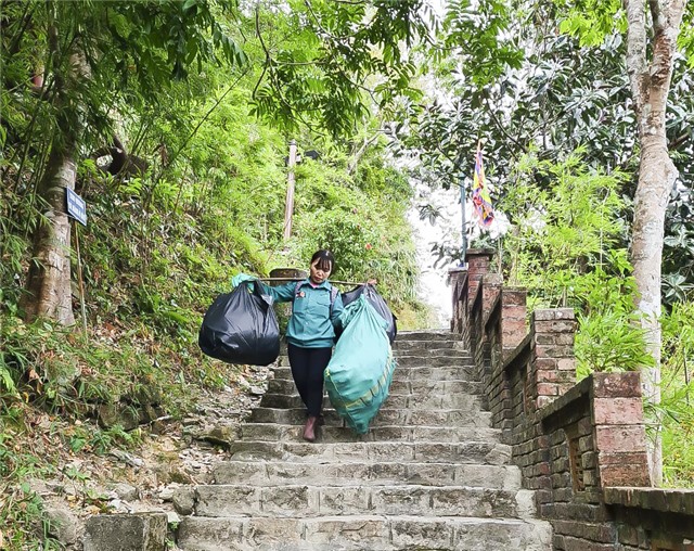 Vất vả thu gom rác trên đỉnh Yên Tử
