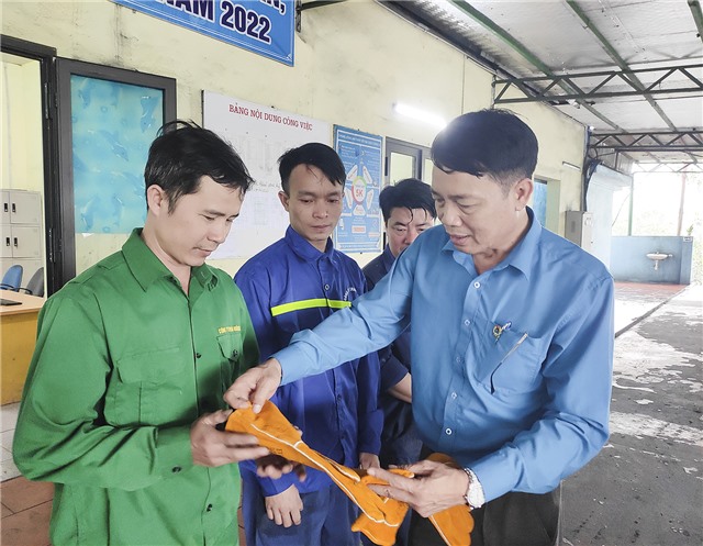 Công đoàn Công ty Than Uông Bí – TKV:  Trao tặng 30 bộ bảo hộ lao động bổ sung cho công nhân lao động