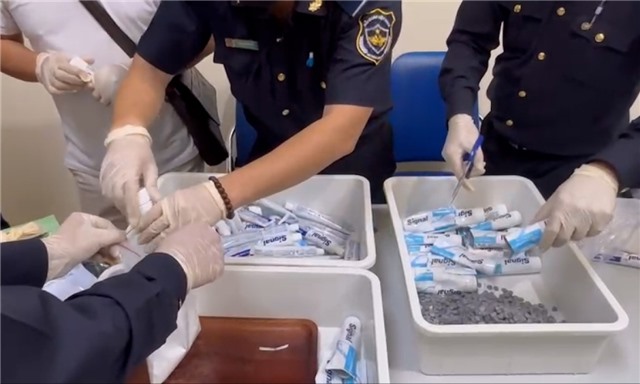 Buộc thôi việc 4 tiếp viên hàng không xách hơn 11kg ma túy