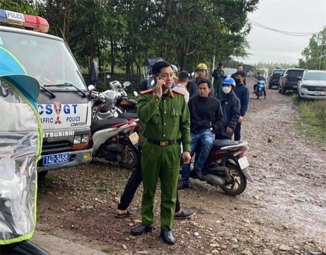 Điều tra nguyên nhân 2 vợ chồng tử vong trong xe bán tải