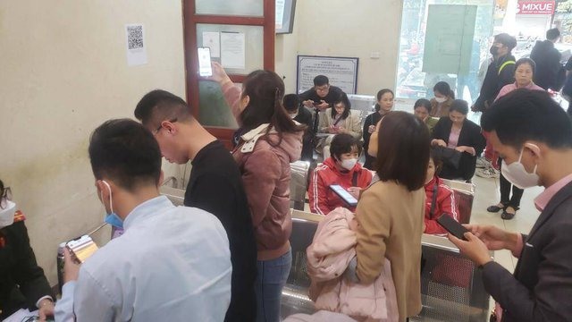 Người dân có bắt buộc phải đổi sang hộ chiếu gắn chip điện tử?