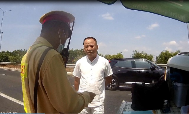 Mua giấy phép lái xe, thẻ nhà báo giả trên mạng để đối phó với CSGT