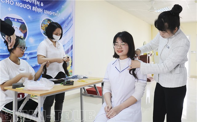 Chương trình cắt tóc tình nguyện và hiến tặng tóc cho người bệnh ung thư