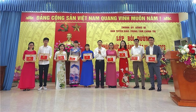 Bế giảng lớp bồi dưỡng nhận thức về đảng khóa III - năm 2023