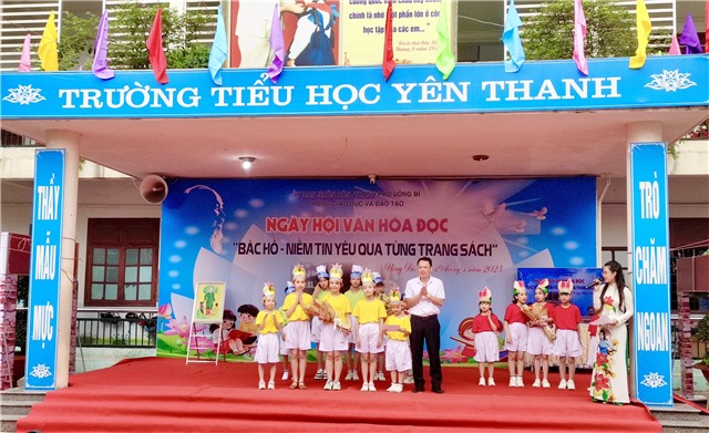 Ngày hội văn hóa đọc “Bác Hồ - niềm tin yêu qua từng trang sách”  tại trường Tiểu học Yên Thanh