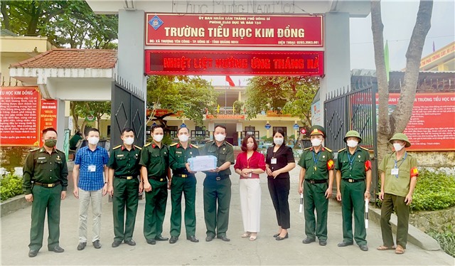 Tặng quà động viên CCB tham gia mô hình Cổng trường an toàn giao thông tại trường Tiểu học Kim Đồng