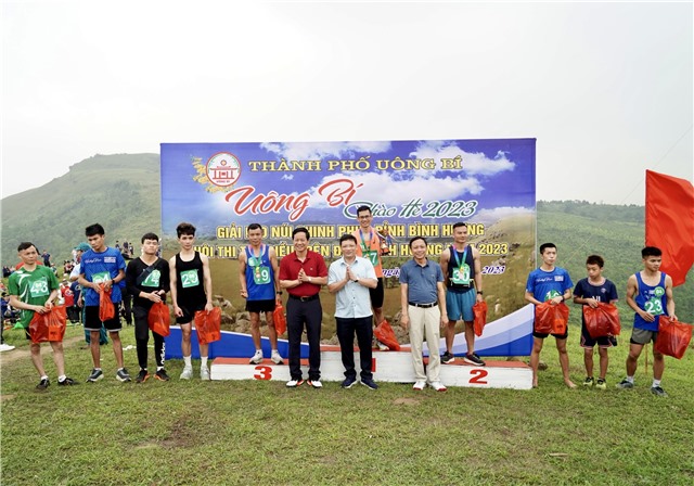 Giải leo núi chinh phục đỉnh Bình Hương năm 2023