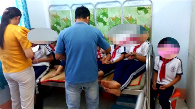 Học sinh nghi ngộ độc do ăn kẹo mua trước cổng trường