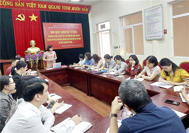 Chi bộ Trung tâm Truyền thông Văn hóa thành phố sinh hoạt chính trị, tư tưởng