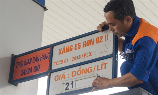 Giá xăng giảm mạnh lần thứ ba liên tiếp