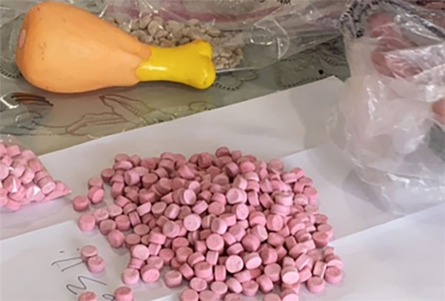 Giấu ma túy trong các lọ vitamin C chuyển từ Canada về Việt Nam