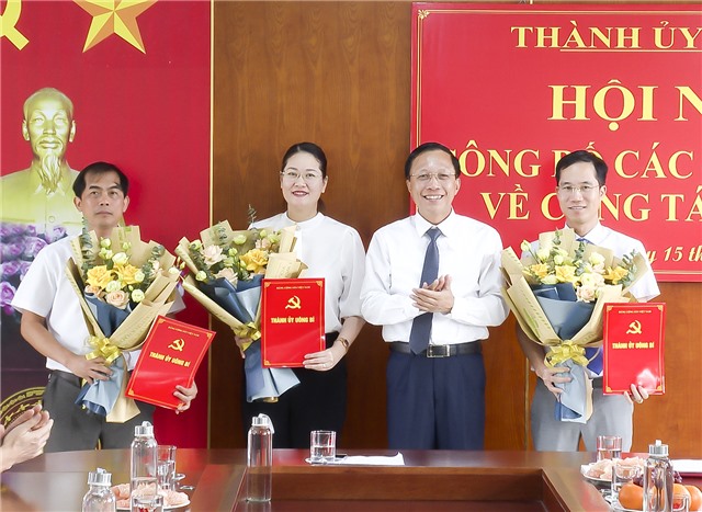 Thành uỷ Uông Bí công bố quyết định điều động cán bộ tại phường Nam Khê