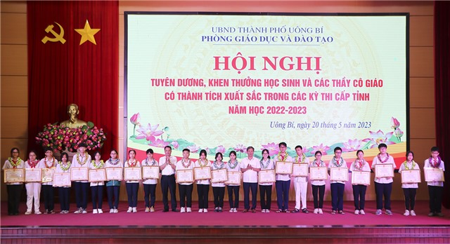 Tuyên dương, khen thưởng học sinh và thầy cô giáo có thành tích xuất sắc trong các kỳ thi cấp tỉnh năm học 2022-2023