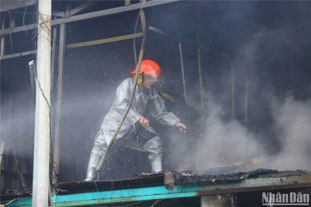 Hà Nội: Cháy lớn tại dãy nhà kho chợ đầu mối Đền Lừ