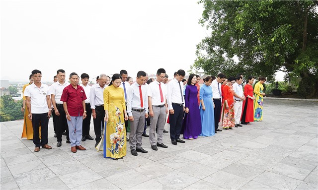 Đoàn đại biểu Đại hội Hội Nông dân thành phố lần thứ XI nhiệm kỳ 2023-2028 viếng Nghĩa trang liệt sỹ thành phố và dâng hương tại Đài tưởng niệm Bác Hồ