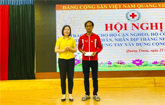 Hội Chữ thập đỏ phường Quang Trung trao 30 suất quà hỗ trợ hộ cận nghèo, hộ gia đình có hoàn cảnh đặc biệt khó khăn hưởng ứng Tháng nhân đạo năm 2023