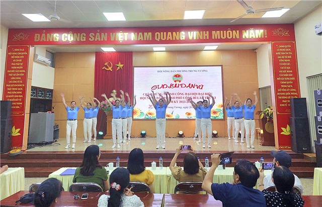 Hội Nông dân phường Trưng Vương giao lưu dân vũ chào mừng thành công Đại hội Đại biểu Hội Nông dân thành phố lần thứ XI, nhiệm kỳ 2023-2028