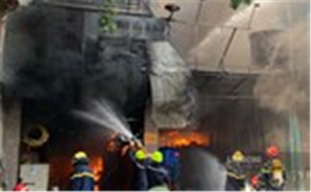 Cháy dữ dội tại cơ sở sửa chữa lốp ôtô ở Hà Nội, lan sang 2 căn nhà liền kề