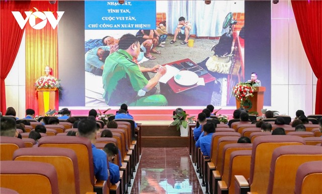 Để học sinh “nói không" với bóng cười, thuốc lá điện tử