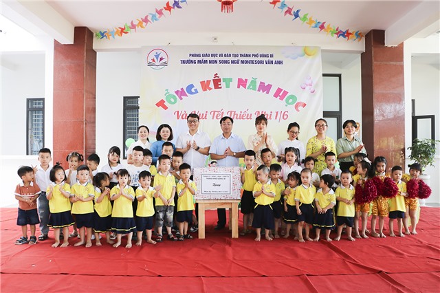 Đồng chí Đào Ngọc Sơn - Uỷ viên BTV, Trưởng ban Dân vận Thành uỷ, Chủ tịch UB MTTQ Thành phố tặng quà các cháu thiếu nhi Trường Mầm non song ngữ Montessori Vân Anh