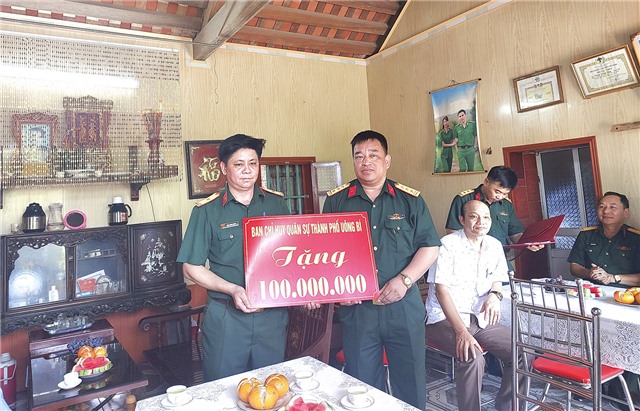 Ban CHQS thành phố Uông Bí trao tiền hỗ trợ xây dựng "Nhà đồng đội"