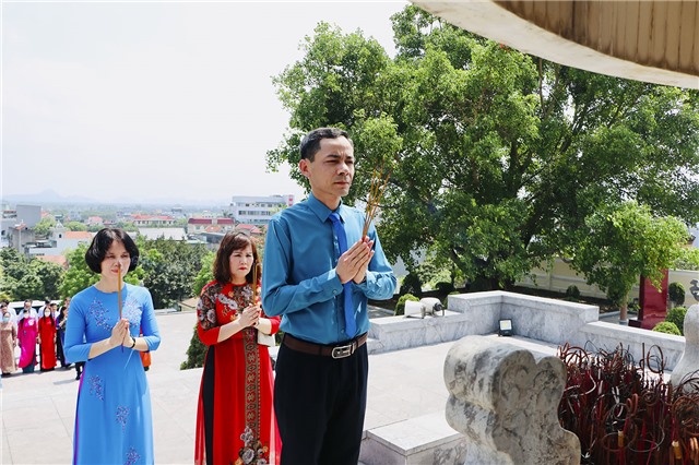 Đoàn đại biểu Đại hội Công đoàn TP Uông Bí: Viếng Nghĩa trang liệt sỹ thành phố và dâng hương tại Đài tưởng niệm Bác Hồ