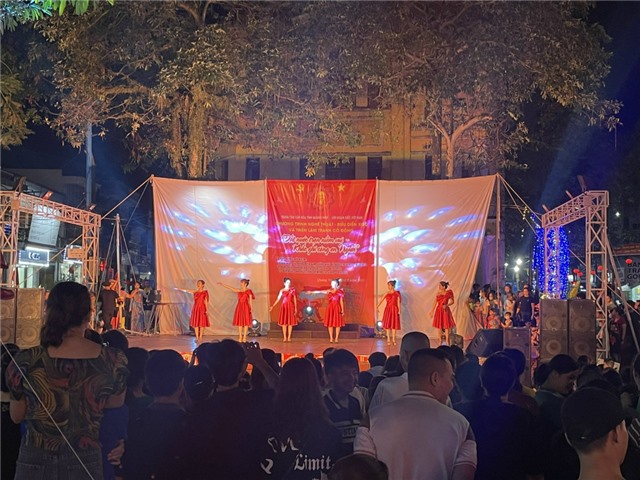 Biểu diễn xiếc, văn nghệ và chiếu phim lưu động “Đất nước trọn niềm vui, khắc ghi công ơn Người”