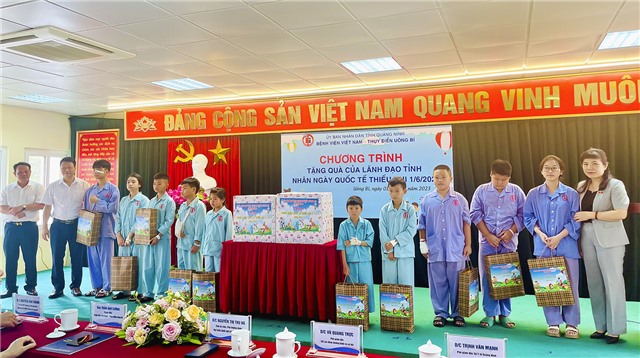 ĐBQH tỉnh Quảng Ninh thăm, tặng quà trẻ em đang điều trị tại Bệnh viện Việt Nam - Thụy Điển Uông Bí nhân Ngày Quốc tế thiếu nhi 1/6