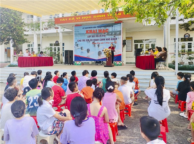 Khai giảng 2 lớp học bơi miễn phí cho trẻ em có hoàn cảnh khó khăn tại phường Phương Đông