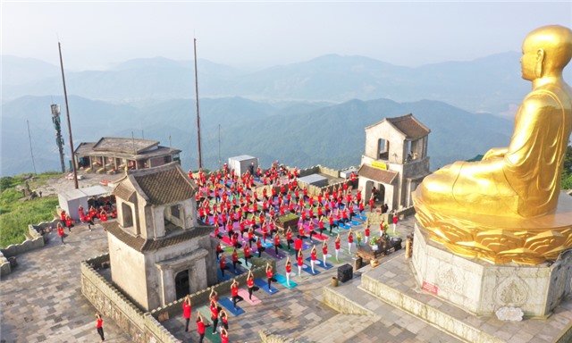 300 học viên đồng diễn Yoga tại Yên Tử
