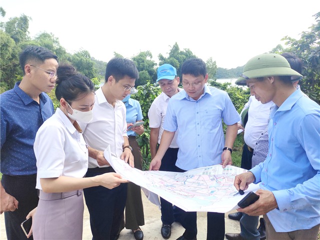 Đồng chí Bí thư Thành ủy Nghiêm Xuân Cường kiểm tra công tác quản lý, việc sử dụng đất, mặt nước tại hồ Yên Trung, phường Phương Đông